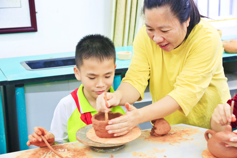 老师正在指导学生制作黎陶。红塘小学供图